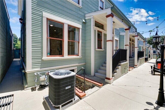 Building Photo - 221 N Raymond Ave