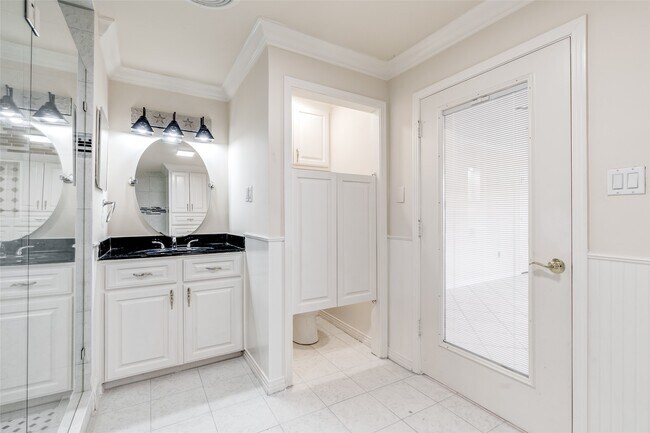 Building Photo - 4025 Silverwood Dr