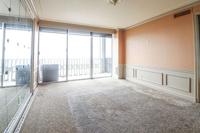 Building Photo - Liberty Towers condo