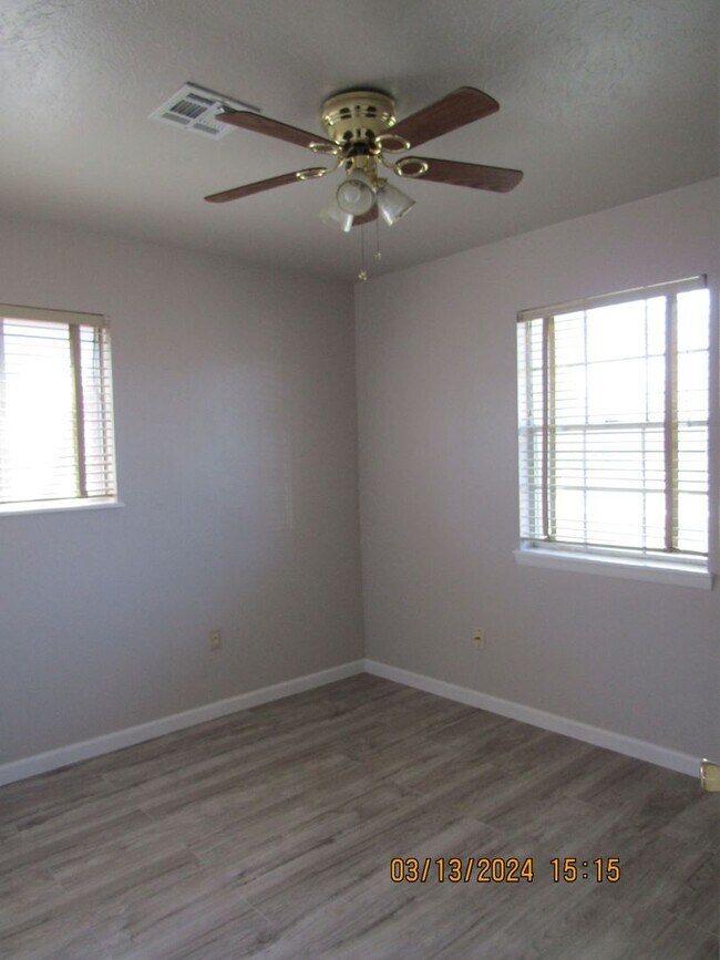 Building Photo - Freshly Painted/New Flooring Home!! Pets N...