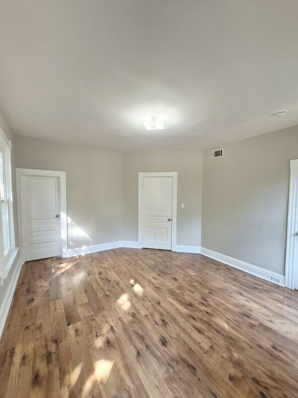 Building Photo - 3209 3rd Ave