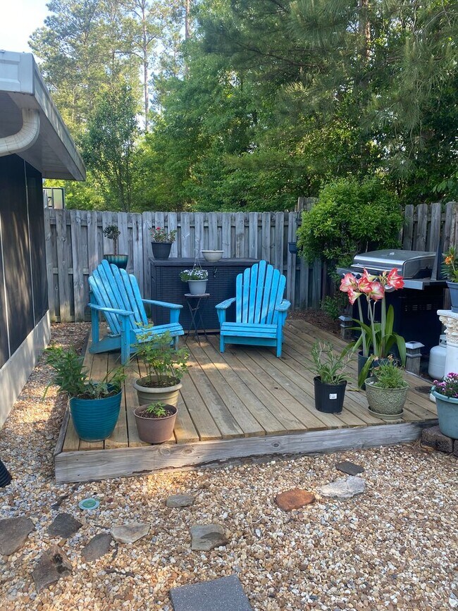 Building Photo - 3 Bed/3 Bath Townhome with Screened in Por...