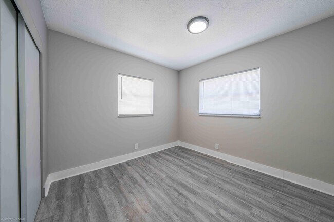 Building Photo - 510 SW 13th Pl