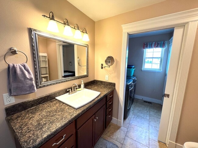 Building Photo - Pet Friendly 3 Bed 2 Bath Single Level Con...