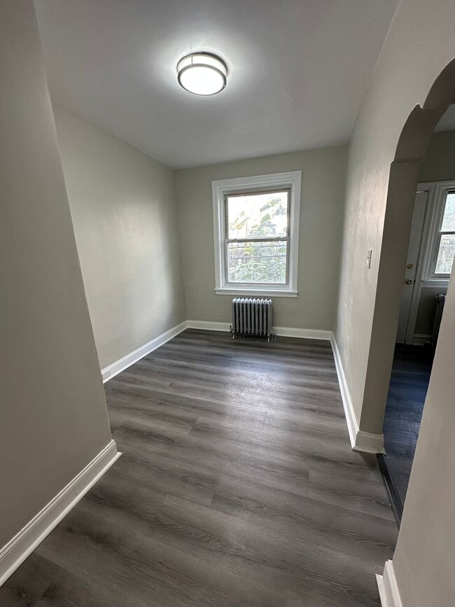 Building Photo - Newly Renovated 3 Bed/1 Bath Rowhome