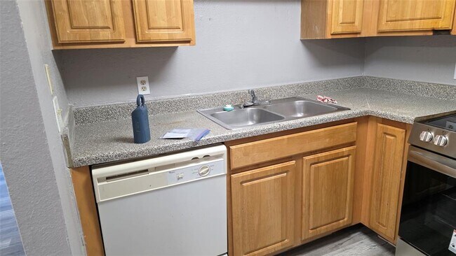 Building Photo - 2124 Burton Dr