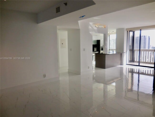 Building Photo - 1000 E Island Blvd