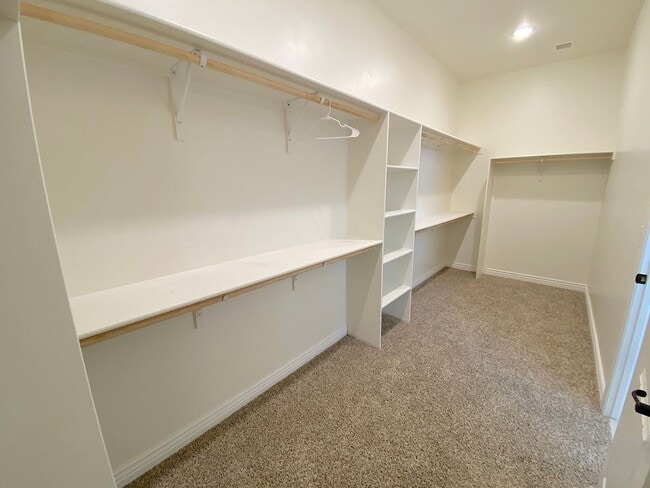 Building Photo - East El Paso 4 bed/ 2.5 Bath Refrig A/C