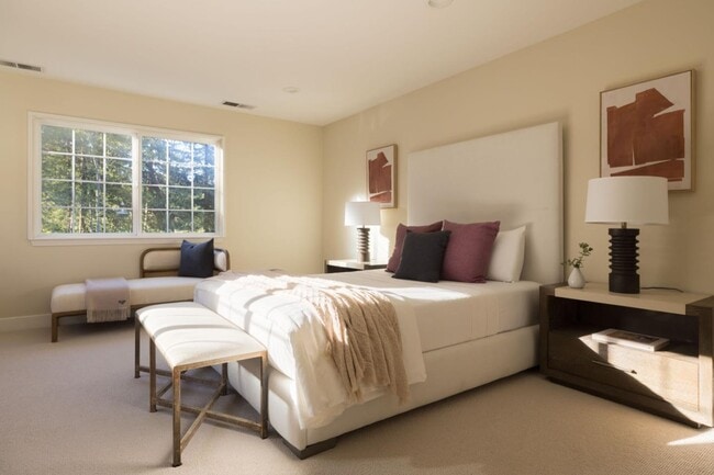 Building Photo - 10 Meadow Ln