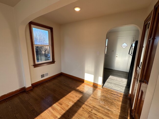 Building Photo - 2757 Meadowview Dr NW