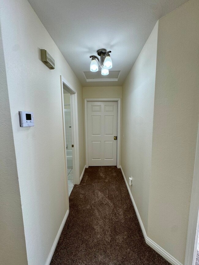 Building Photo - Spacious 3BD/2BA Home with 2-Car Garage in Desirable Antelope