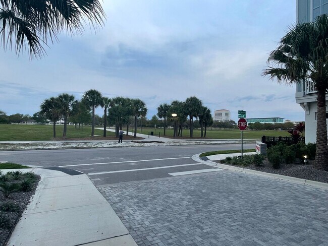 Building Photo - Annual Unfurnished 3 Bedroom, 3.5 Bathroom Townhome adjacent to Downtown Sarasota