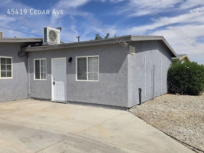 Primary Photo - 45419 Cedar Ave
