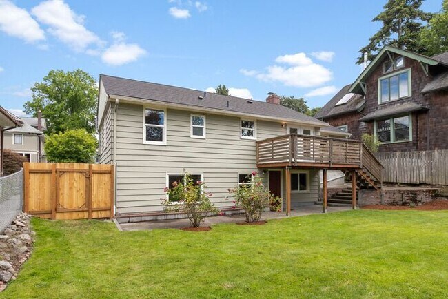Building Photo - Air Conditioned Columbia City Bungalow