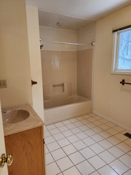 Building Photo - 41 Ledgewood Dr