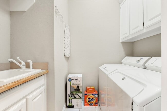 Building Photo - 118 W Greenbriar Ln