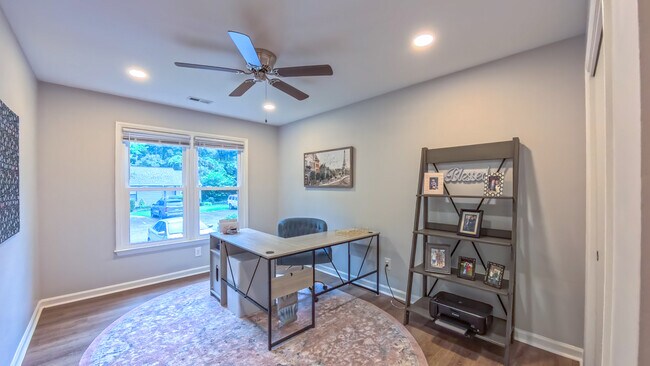 1st floor room - 107 Abbots Glen Ct