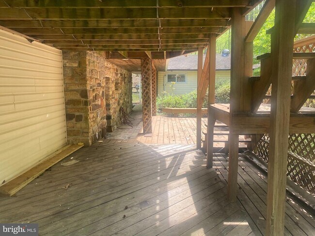 Building Photo - 6065 Poplar Rd