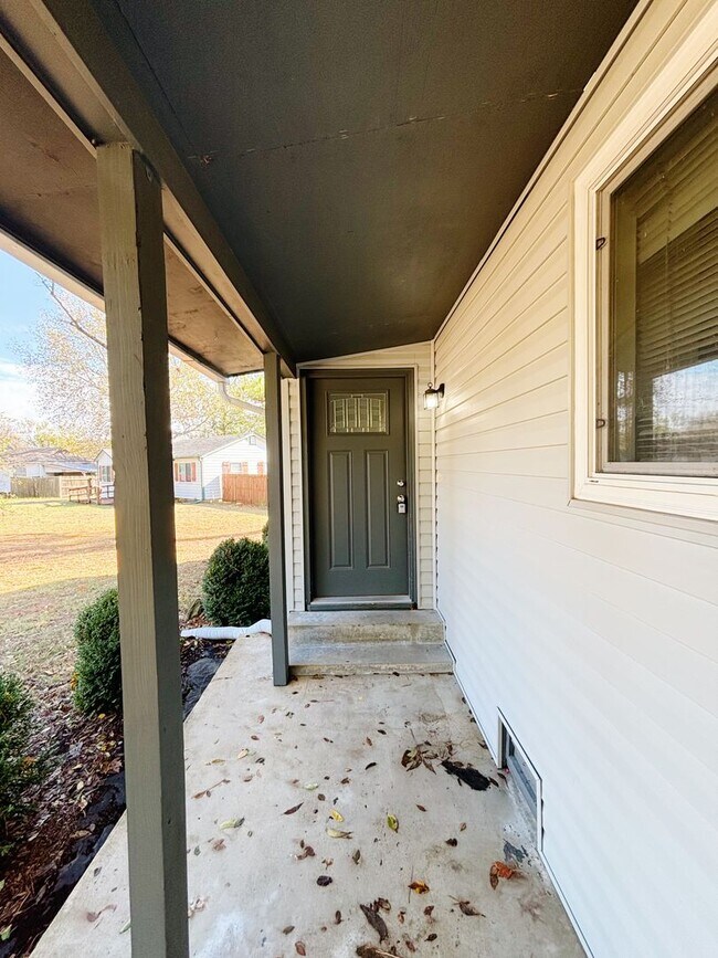 Building Photo - Large 4-bedroom, 2-bathroom home