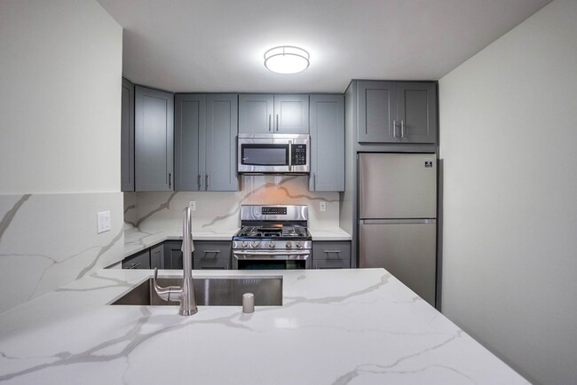 Interior Photo - 4040-4060 S Hoover St (B)