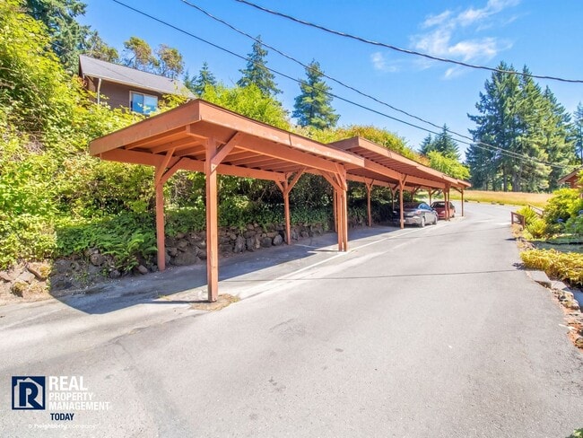 Building Photo - Freshly Updated Gig Harbor Townhome Near the Waterfront!