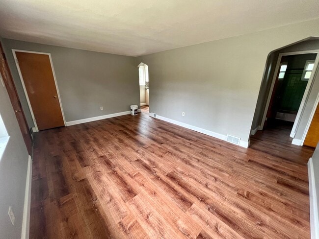 Building Photo - Stunning Home - 2 Bedroom 1 Bathroom - Pit...