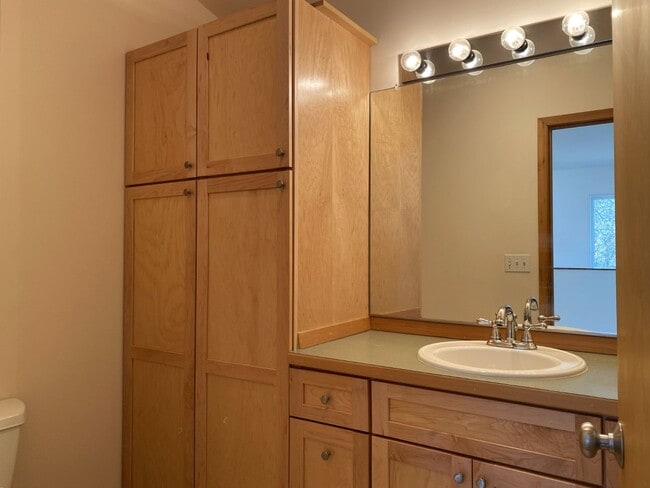 Building Photo - Townhouse On Private Drive In White Salmon, WA