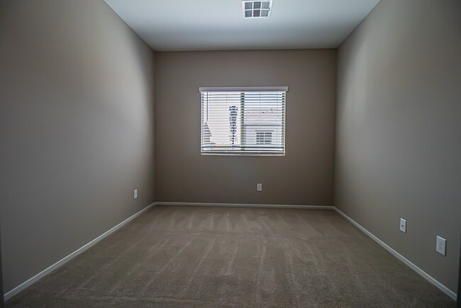 Building Photo - 3BR/ 2.5BA TOWNHOUSE IN North Las Vegas Av...