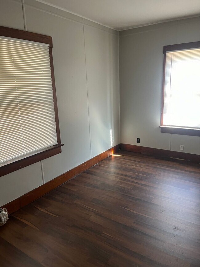 Building Photo - $795 - 2 bed 1 bath - Single Family Home