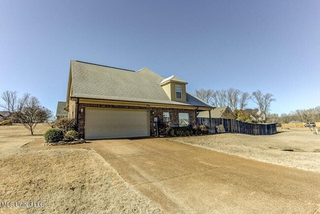 Building Photo - COMING SOON! Large Hernando home with 5 be...