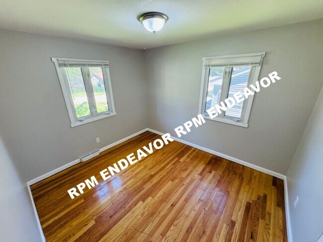 Building Photo - Just Hit the Market — Spacious Layout + Basement Space in St. Louis, Housing Choice Voucher Accep...