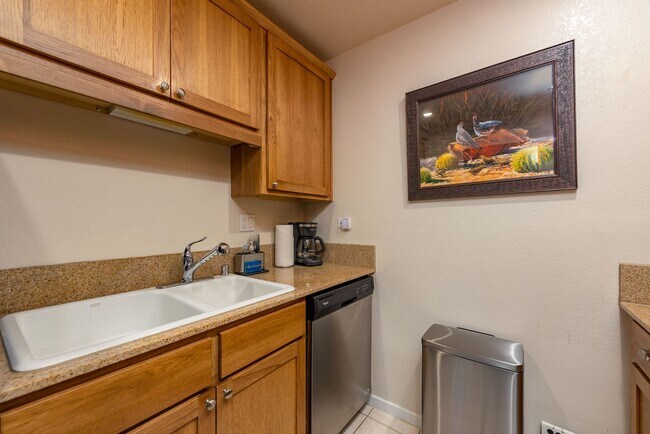 Building Photo - Fully Furnished Ground Level Available Now!