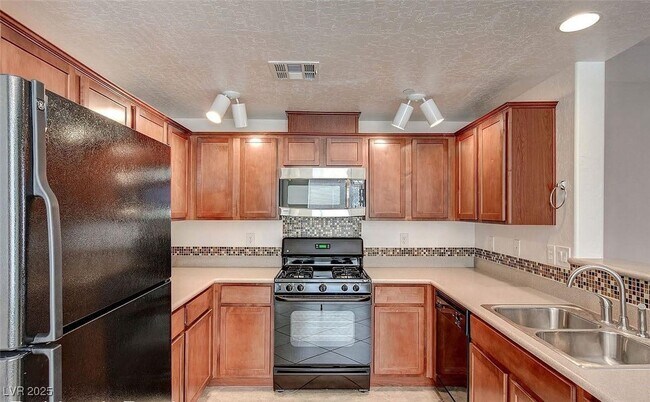 Building Photo - 6868 Sky Pointe Dr