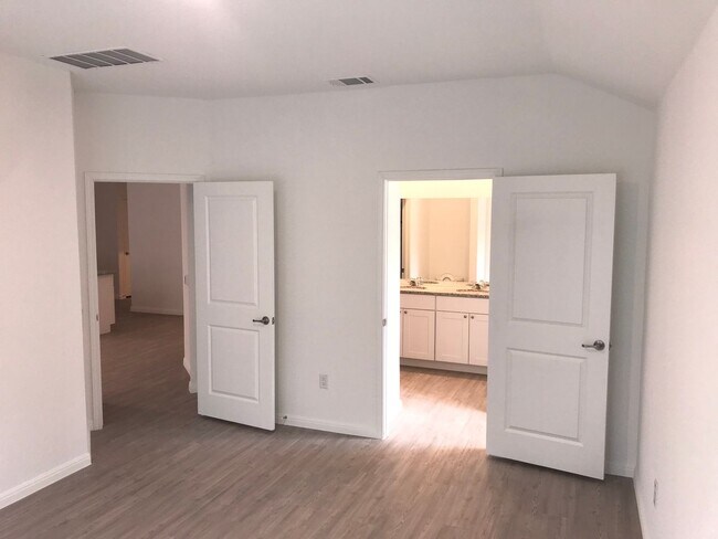Building Photo - 750 Haas Wy