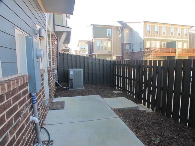 Building Photo - Move-In Ready Townhome located in the Stee...