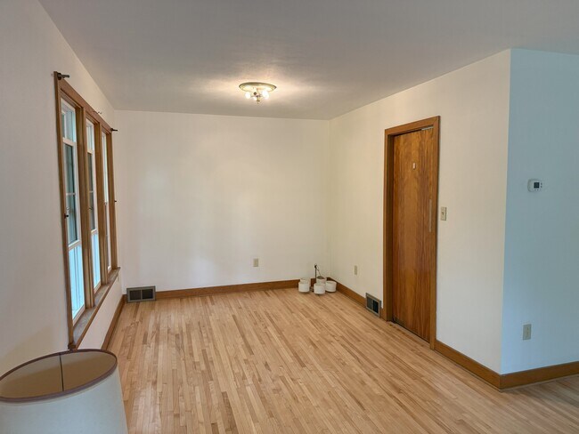 Building Photo - 403 E Mitchell Ave