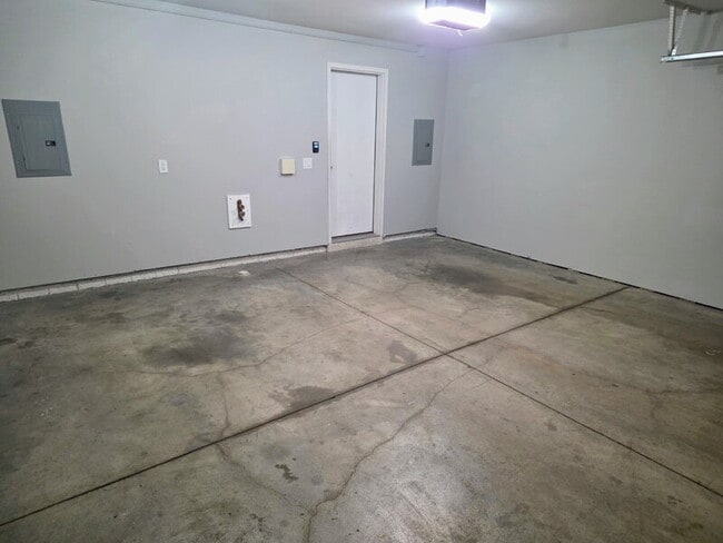 Building Photo - 4543 NE McDougal Ln