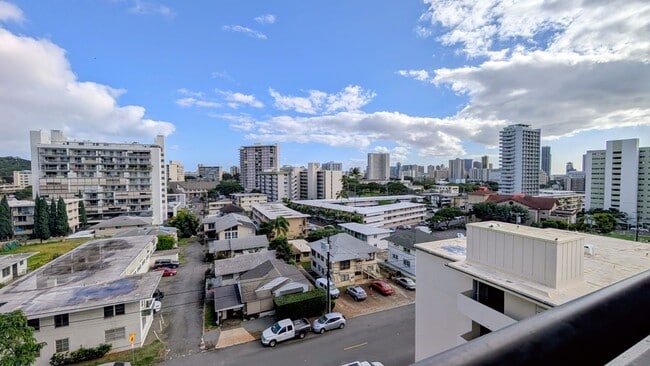 Building Photo - Newly remodeled Large 3 bed/2 bath/2 parking end unit with ocean and city views