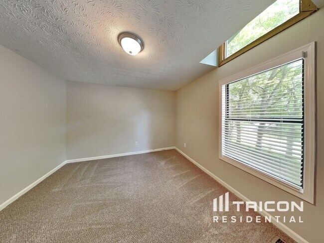 Building Photo - 5070 Ravenwood Dr