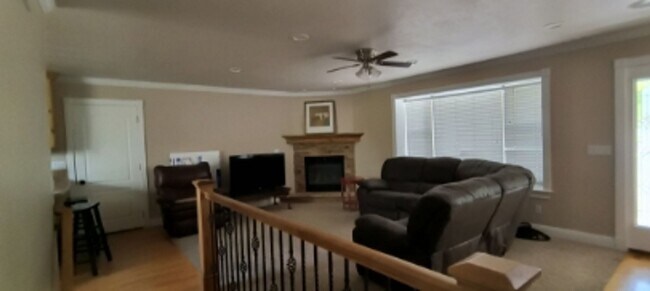 Building Photo - 1250 S Pinewood Dr