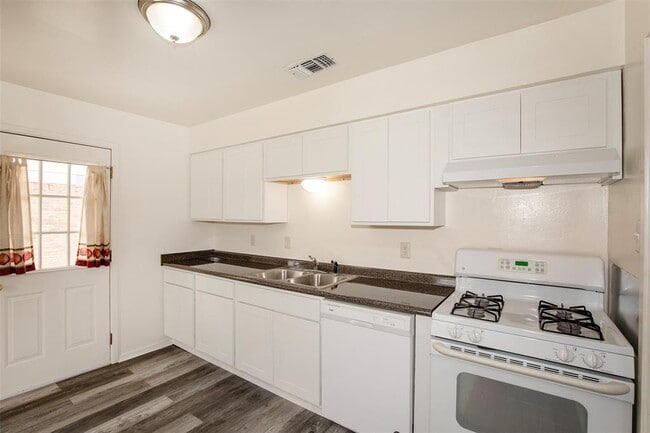 Building Photo - 914 Avenue G