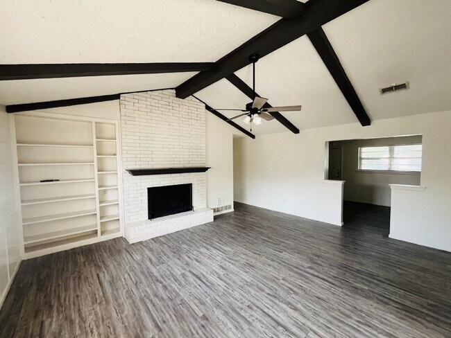Building Photo - 2 Bedroom Duplex