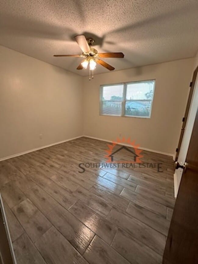 Building Photo - Charming 3 bedroom home.