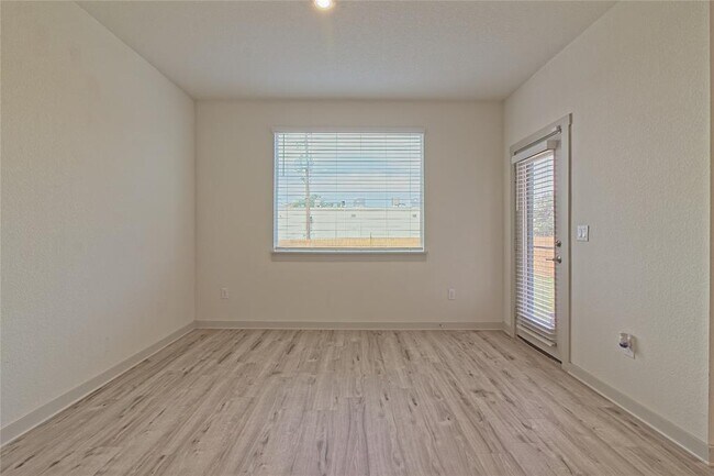 Building Photo - 200 Geminiflora Bend