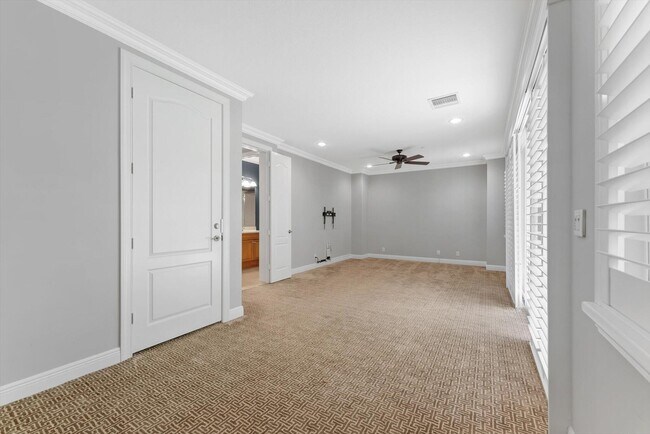 Building Photo - 604 NE Francesca Ln