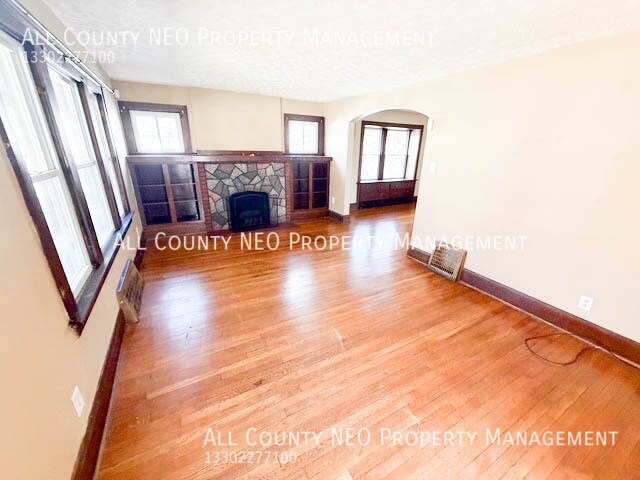 Building Photo - 321 Grace Ave