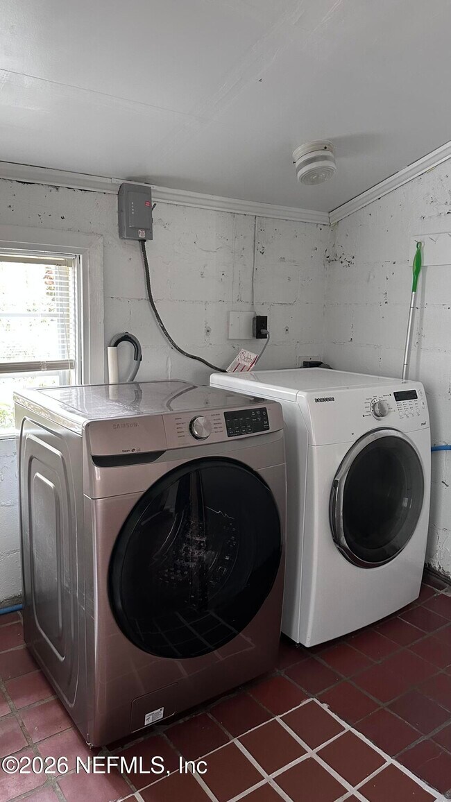 Building Photo - 2836 Ionic Ave