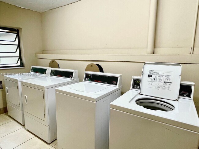 Building Photo - 10431 N Kendall Dr