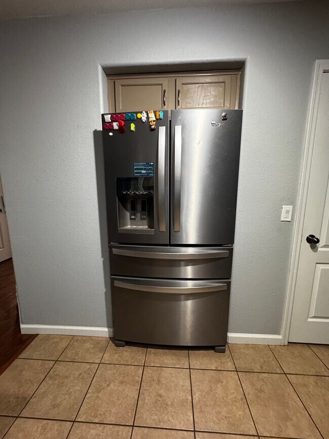 Building Photo - 4 BEDROOM WITH POOL IN DYNAMITE RANCH