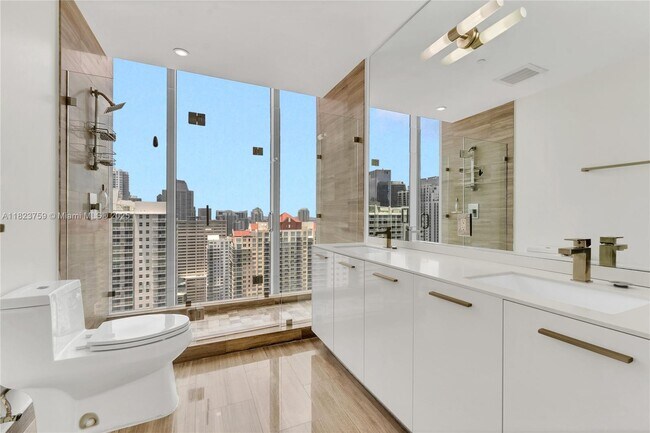 Building Photo - 1300 Brickell Bay Dr